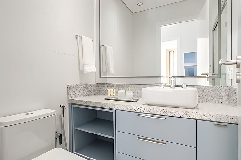 Pé na areia, jacuzzi privativa e rota das baleias