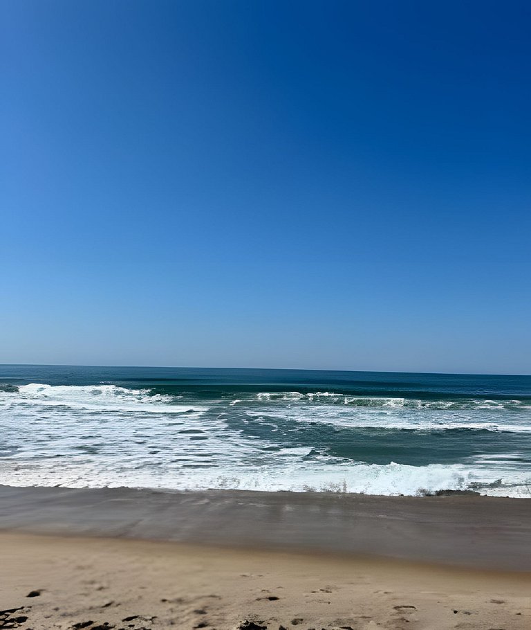 Pé na areia, jacuzzi privativa e rota das baleias