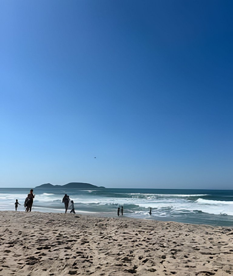 Pé na areia, jacuzzi privativa e rota das baleias
