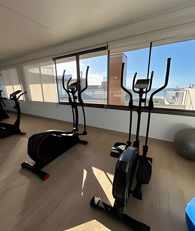 Pé na areia, jacuzzi privativa e rota das baleias